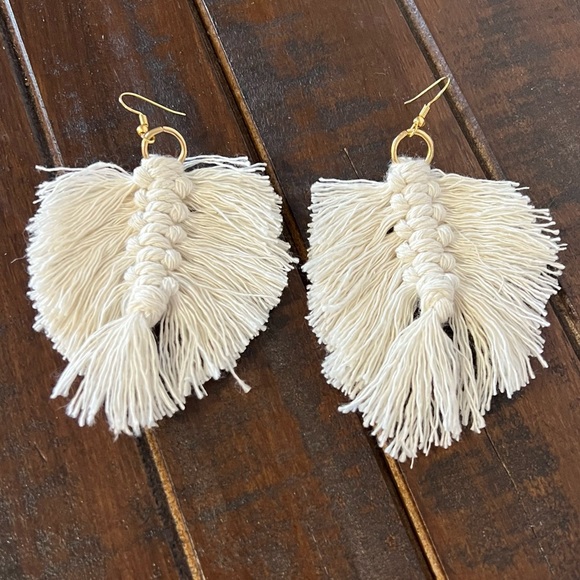 Handcrafted White Macrame Feather Dangle/Drop Earrings - Picture 3 of 6